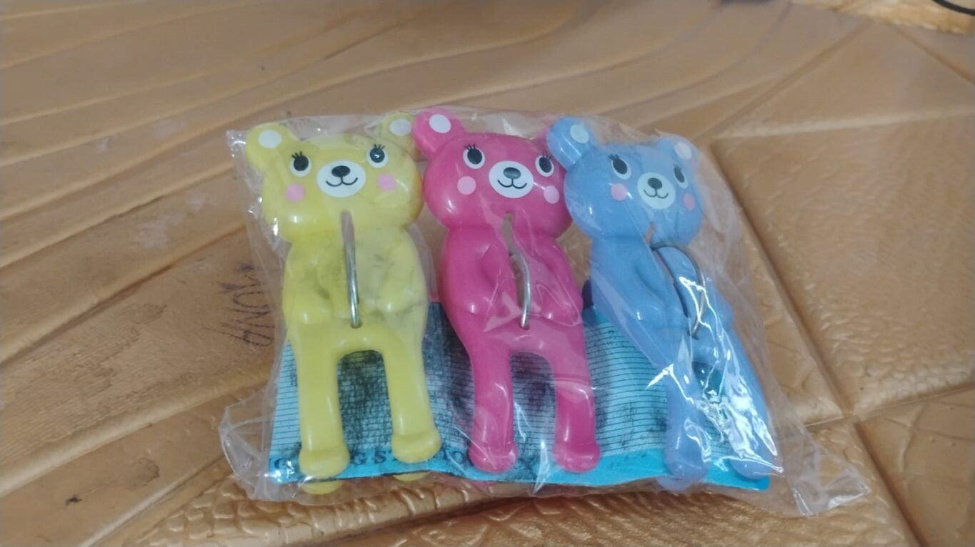 4266c740-c357-4276-ad20-c58bc9d16b51.jpg 4266c740 c357 4276 ad20 c58bc9d16b51 scaled - Windproof Towel Clips – High-Quality Plastic Clips (3 Pcs Set) - DsonMart - 1